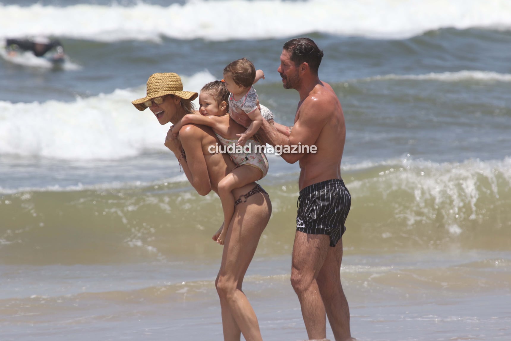 Las fotos del Cholo Simeone y Carla Pereyra, en familia en las playas de José Ignacio. Foto: GM Press