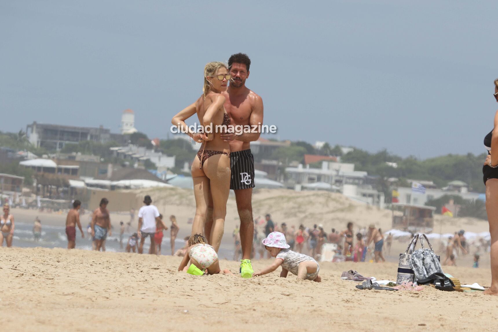 Las fotos del Cholo Simeone y Carla Pereyra, en familia en las playas de José Ignacio. Foto: GM Press