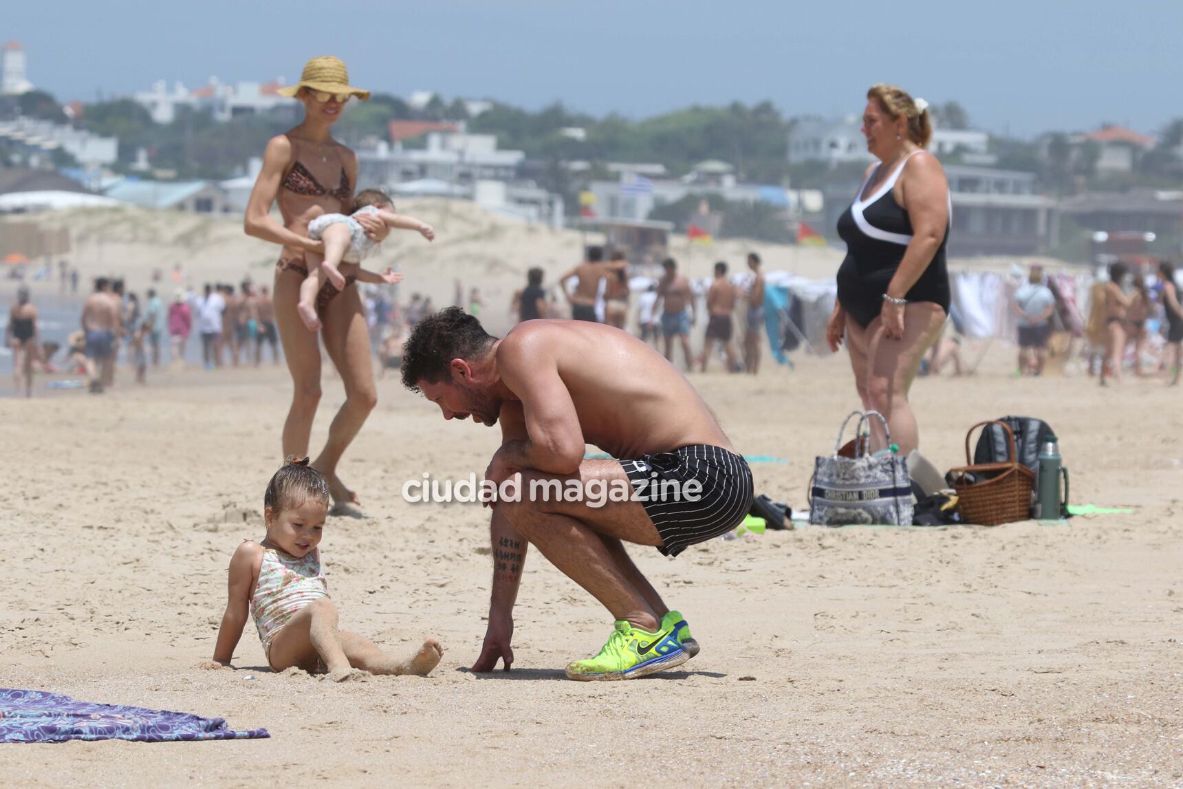 Las fotos del Cholo Simeone y Carla Pereyra, en familia en las playas de José Ignacio. Foto: GM Press