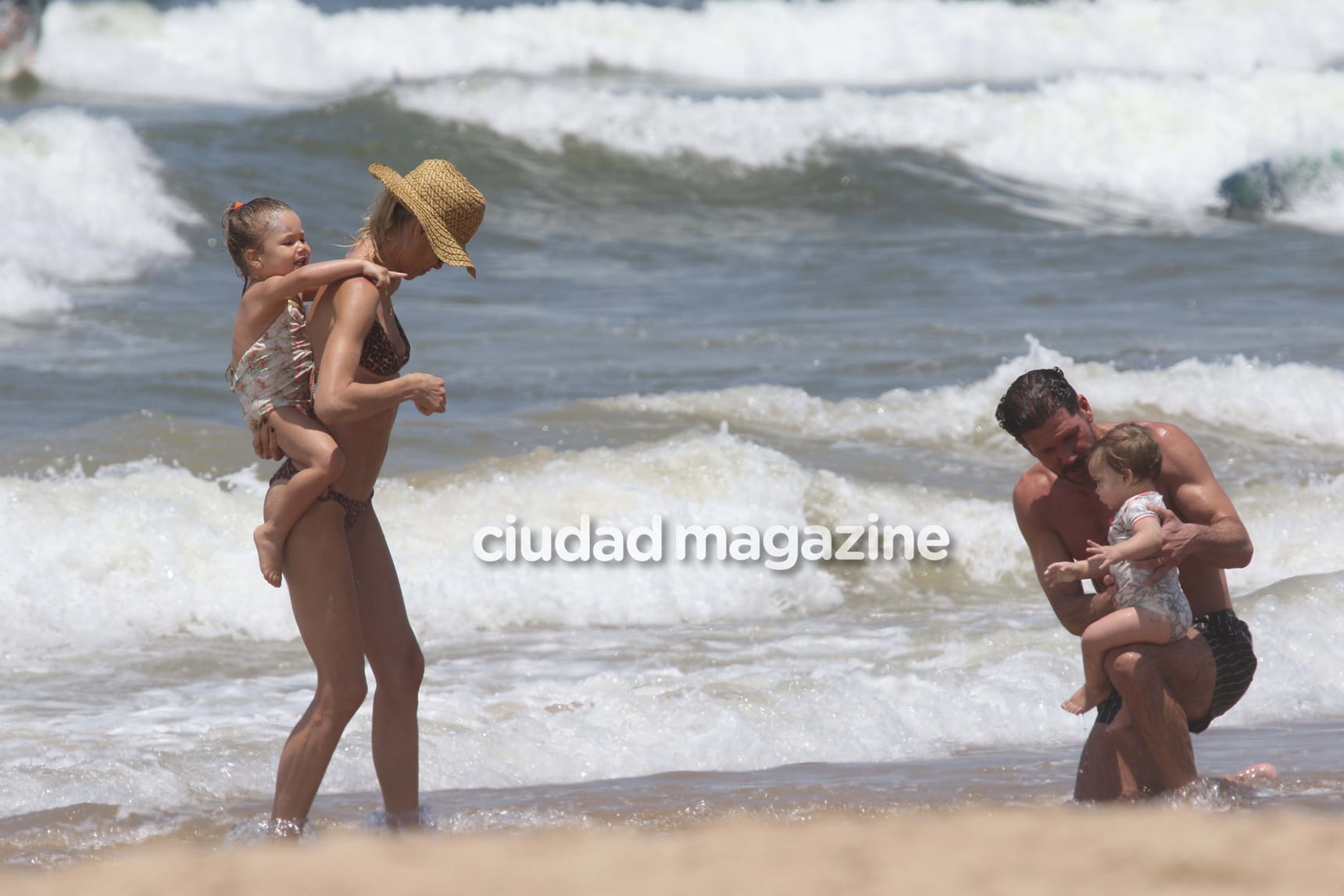 Las fotos del Cholo Simeone y Carla Pereyra, en familia en las playas de José Ignacio. Foto: GM Press