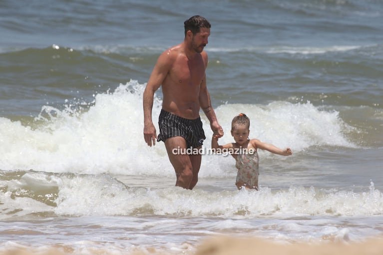 Las fotos del Cholo Simeone y Carla Pereyra, en familia en las playas de José Ignacio. Foto: GM Press