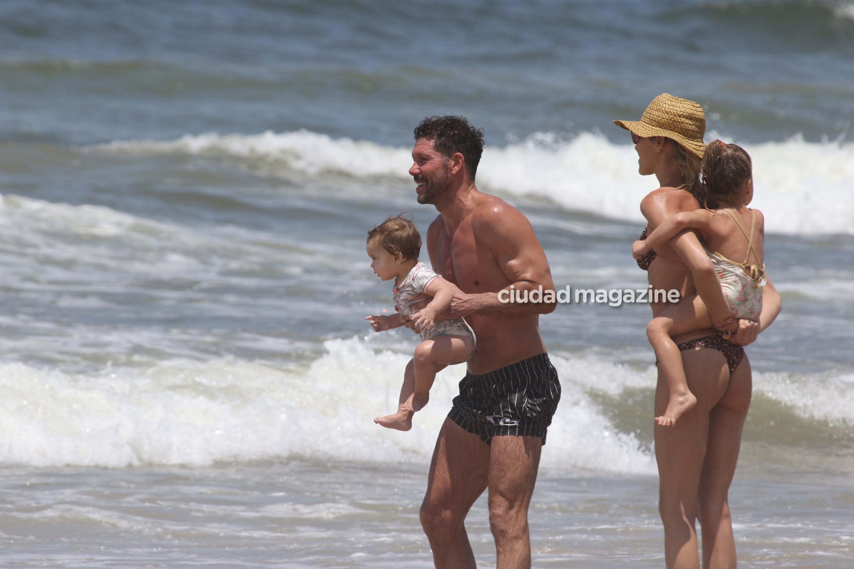 Las fotos del Cholo Simeone y Carla Pereyra, en familia en las playas de José Ignacio. Foto: GM Press