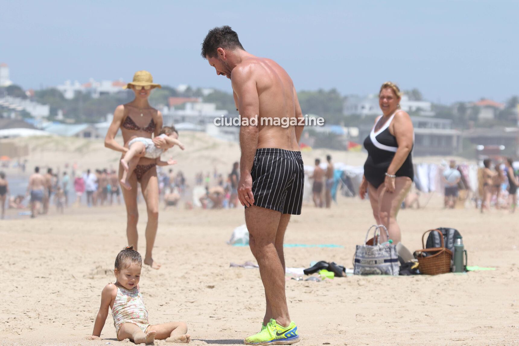 Las fotos del Cholo Simeone y Carla Pereyra, en familia en las playas de José Ignacio. Foto: GM Press