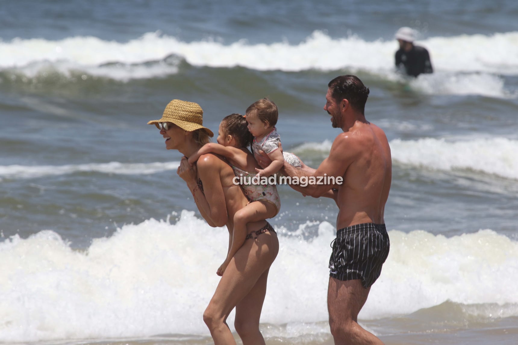 Las fotos del Cholo Simeone y Carla Pereyra, en familia en las playas de José Ignacio. Foto: GM Press