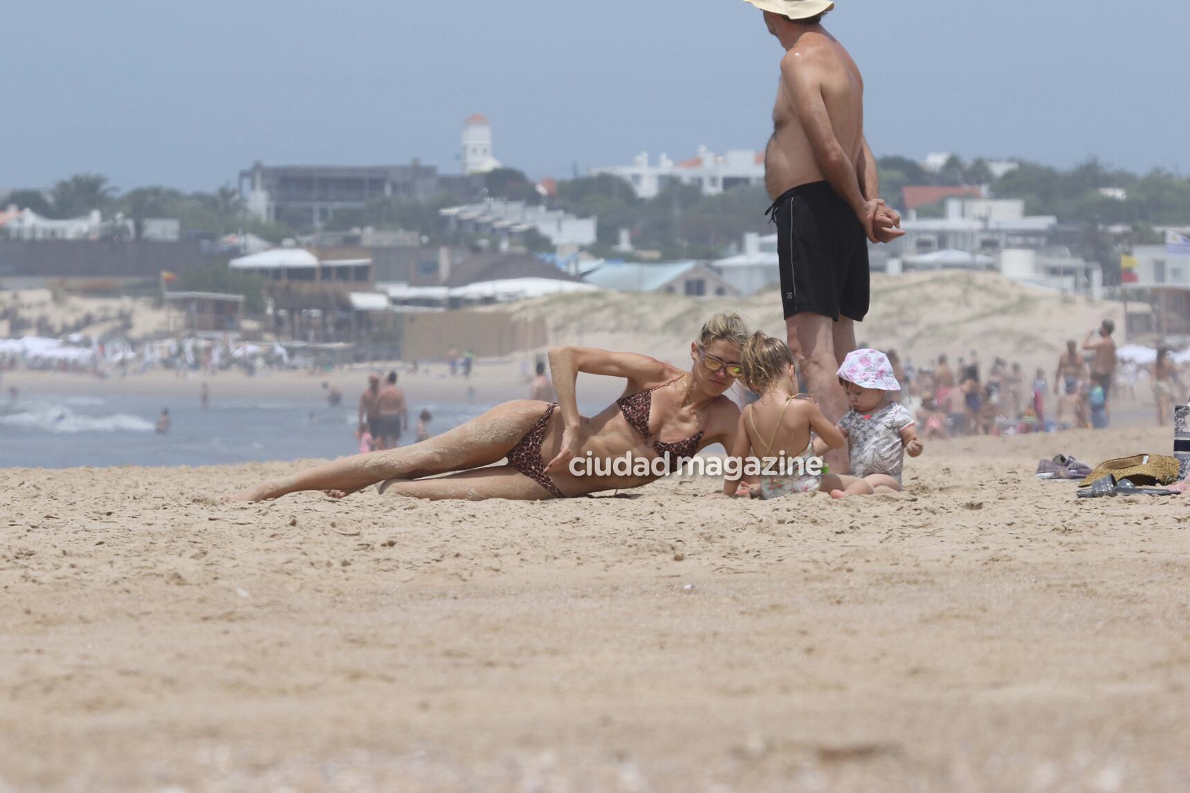 Las fotos del Cholo Simeone y Carla Pereyra, en familia en las playas de José Ignacio. Foto: GM Press