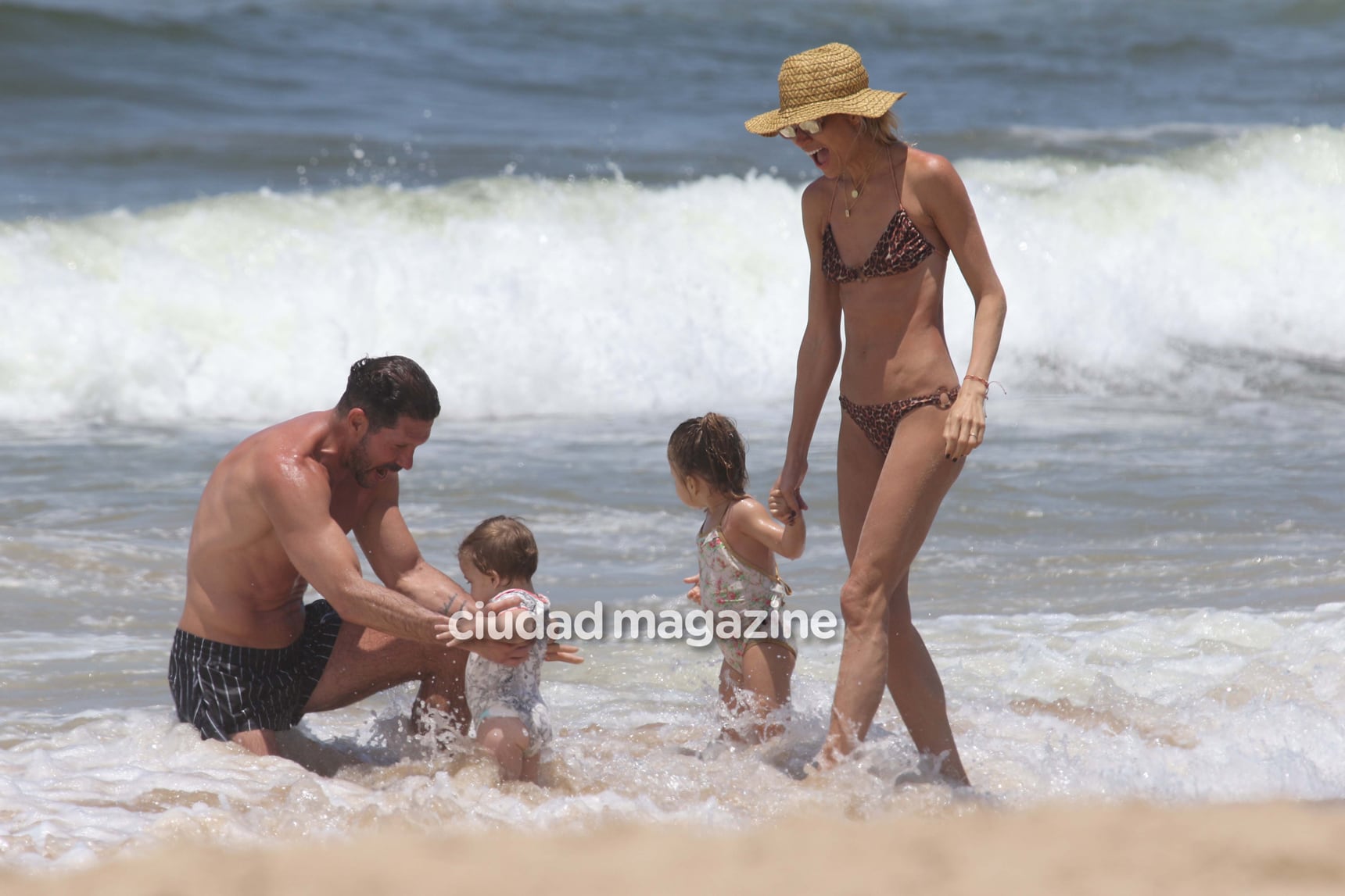 Las fotos del Cholo Simeone y Carla Pereyra, en familia en las playas de José Ignacio. Foto: GM Press