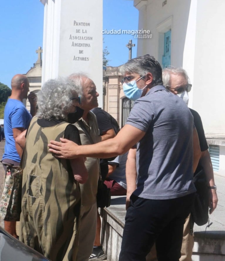 Las fotos del doloroso último adiós a Arturo Bonín: familiares y sus amigos actores en la despedida