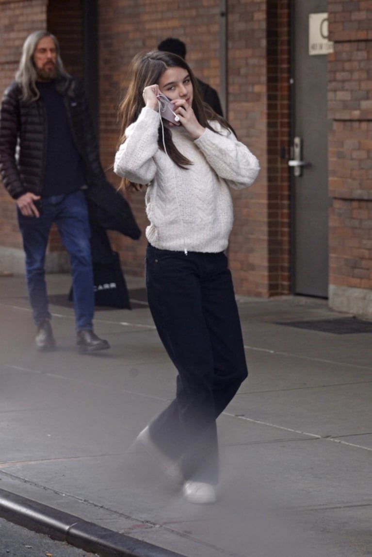 Las fotos del paseo de Suri Cruise por las calles de Nueva York: relajada, espontánea y al natural