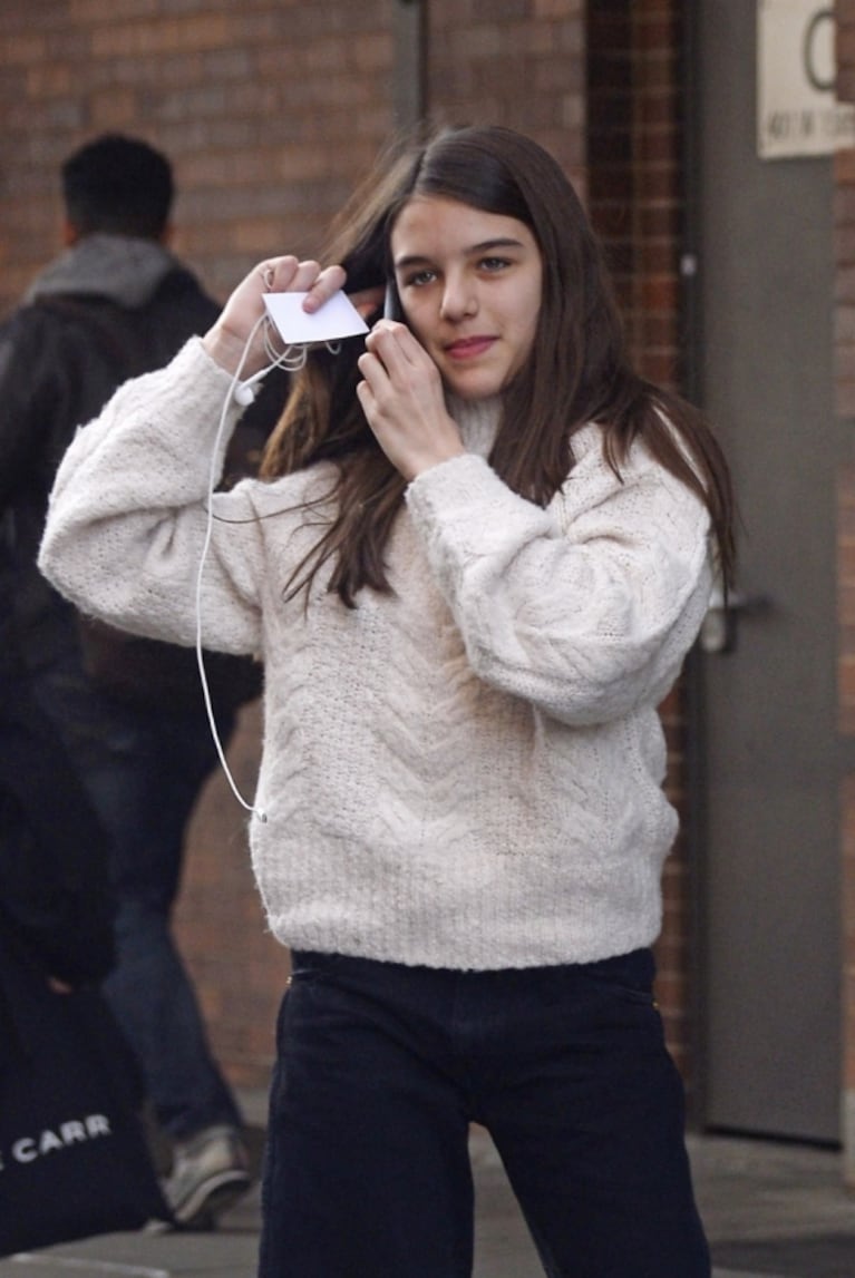 Las fotos del paseo de Suri Cruise por las calles de Nueva York: relajada, espontánea y al natural