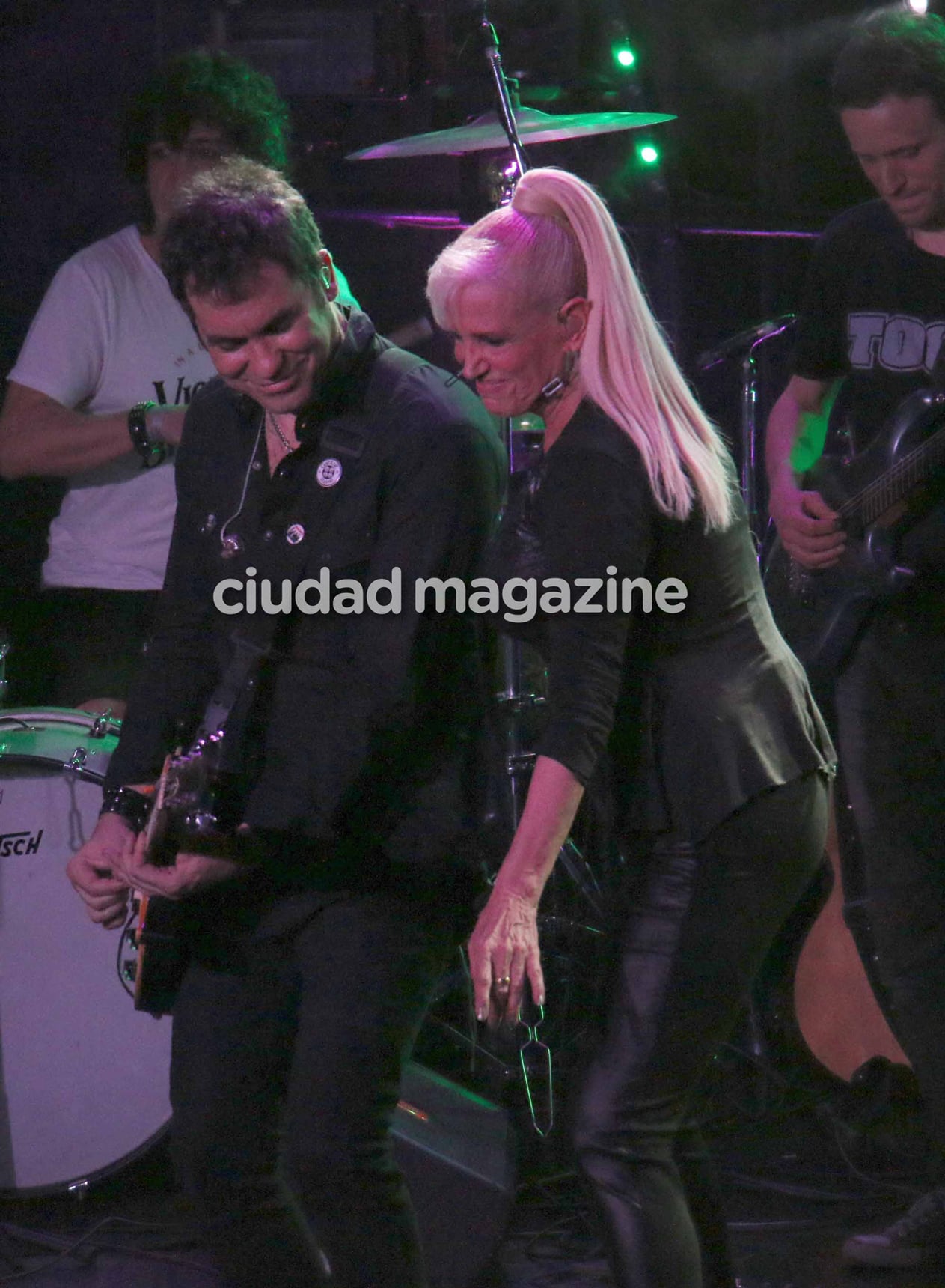 Las fotos del recital de Valeria Lynch en La Trastienda: miradas cómplices en el escenario con Mariano Martínez. (Foto: Movilpress)