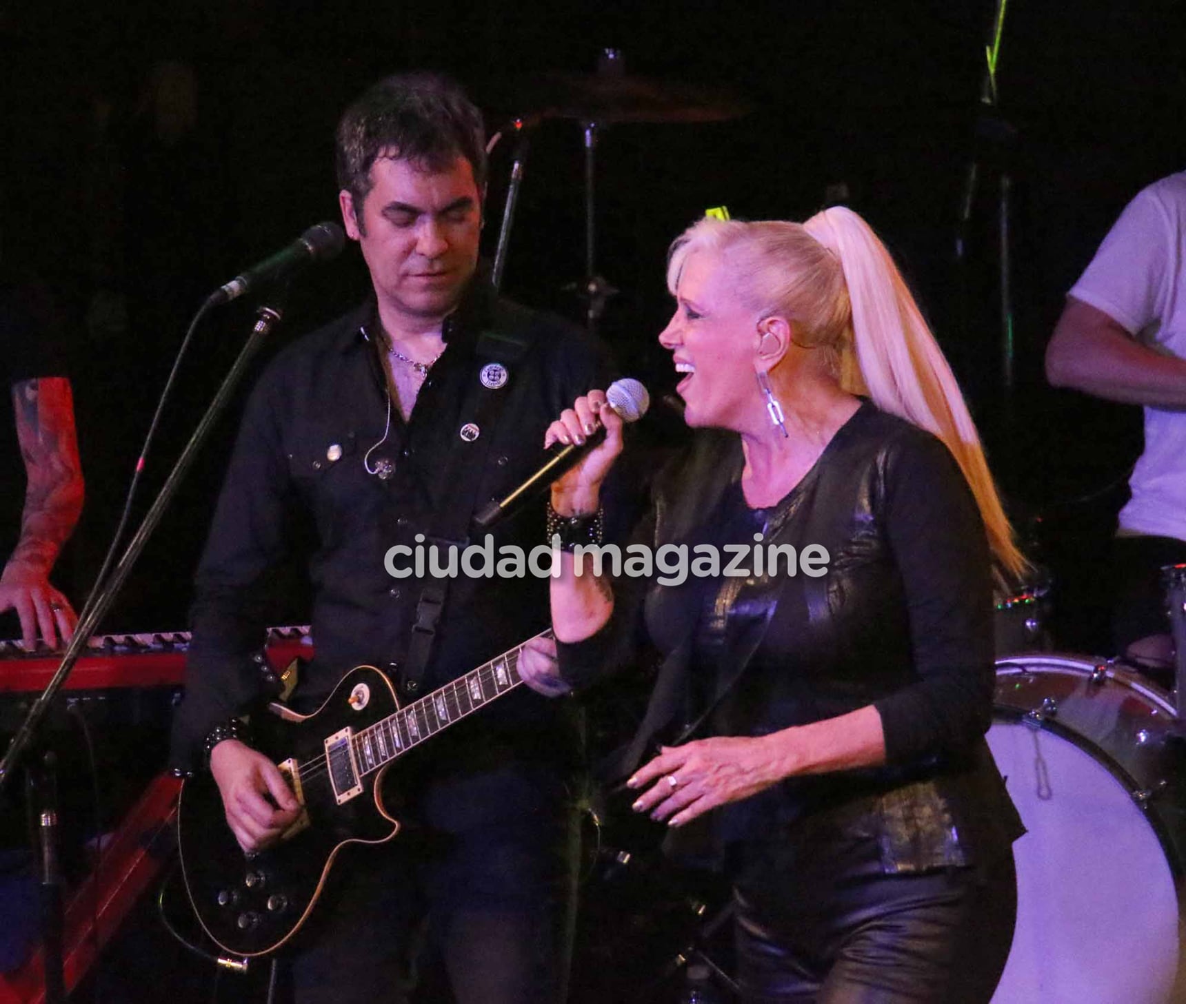 Las fotos del recital de Valeria Lynch en La Trastienda: miradas cómplices en el escenario con Mariano Martínez. (Foto: Movilpress)