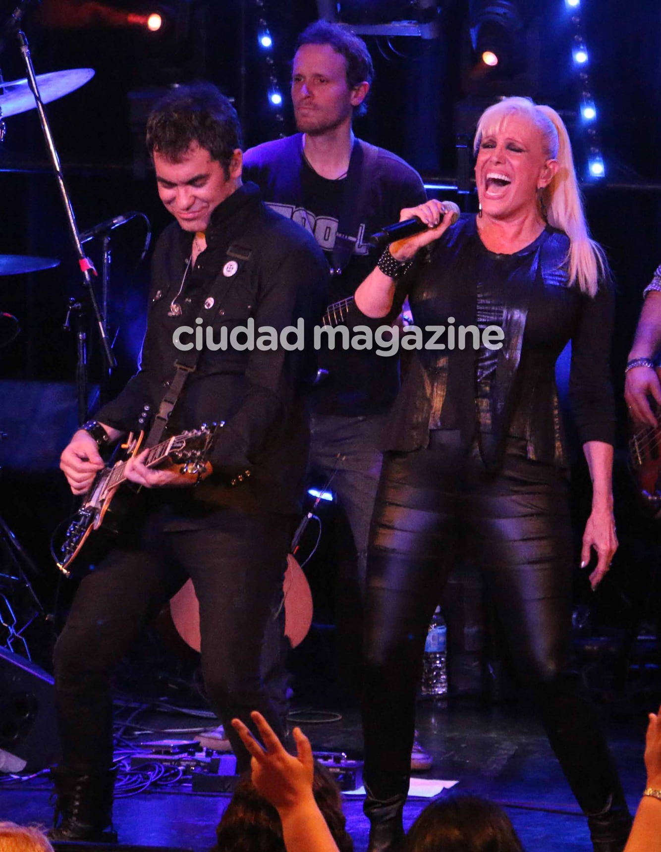 Las fotos del recital de Valeria Lynch en La Trastienda: miradas cómplices en el escenario con Mariano Martínez. (Foto: Movilpress)