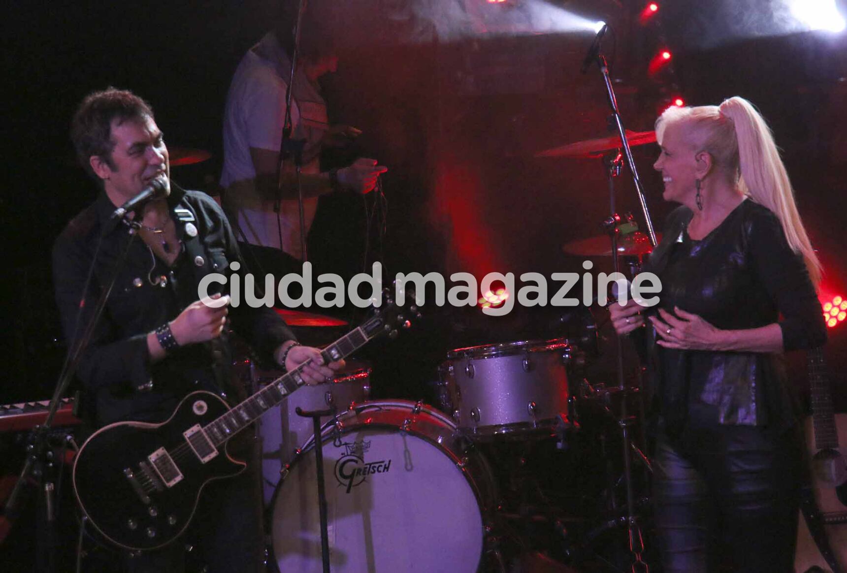 Las fotos del recital de Valeria Lynch en La Trastienda: miradas cómplices en el escenario con Mariano Martínez. (Foto: Movilpress)