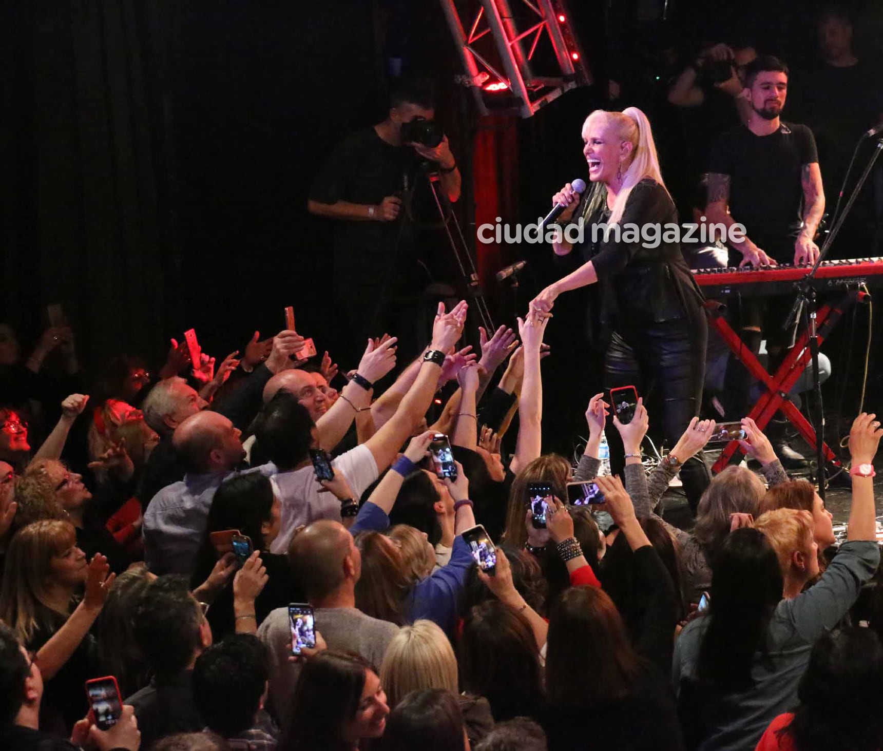 Las fotos del recital de Valeria Lynch en La Trastienda: miradas cómplices en el escenario con Mariano Martínez. (Foto: Movilpress)