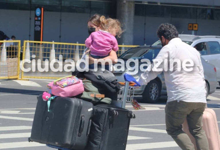 Las fotos del regreso de la China Suárez al país tras el robo que sufrió junto a sus hijos en Chile