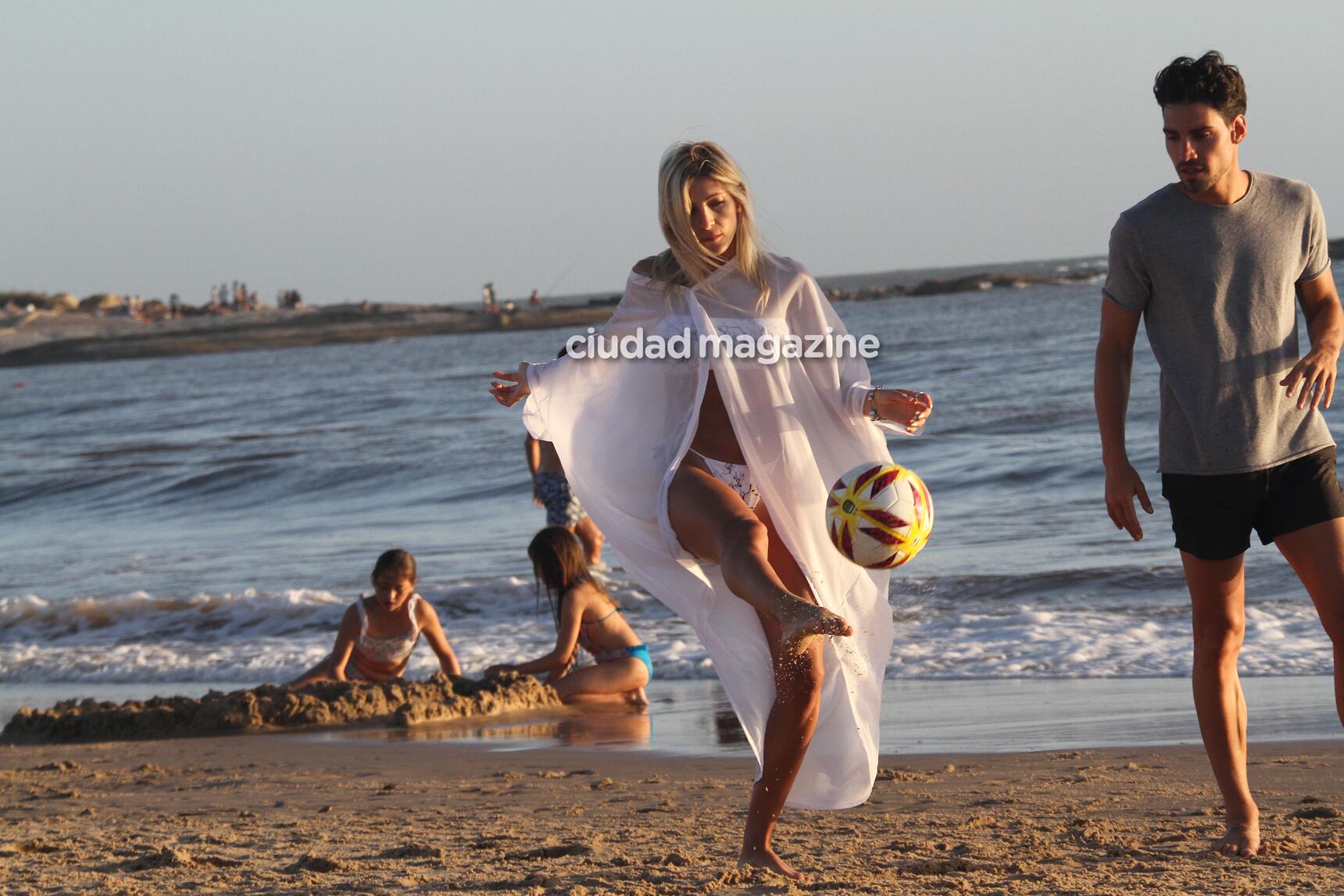 Las fotos del romántico atardecer en la playa de Candela Ruggeri y Nicolás Maccari en Punta. (Foto: GM Press)