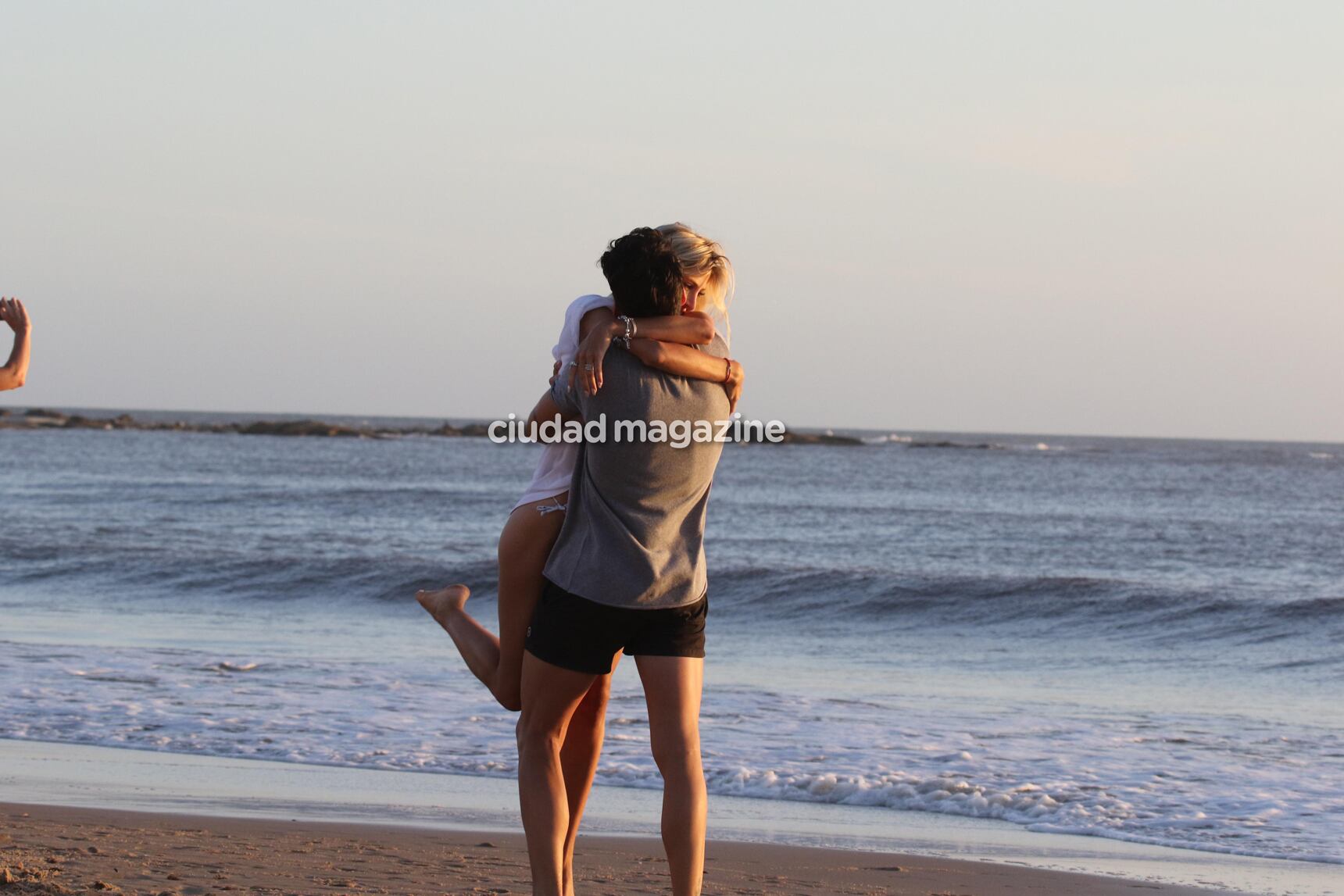 Las fotos del romántico atardecer en la playa de Candela Ruggeri y Nicolás Maccari en Punta. (Foto: GM Press)