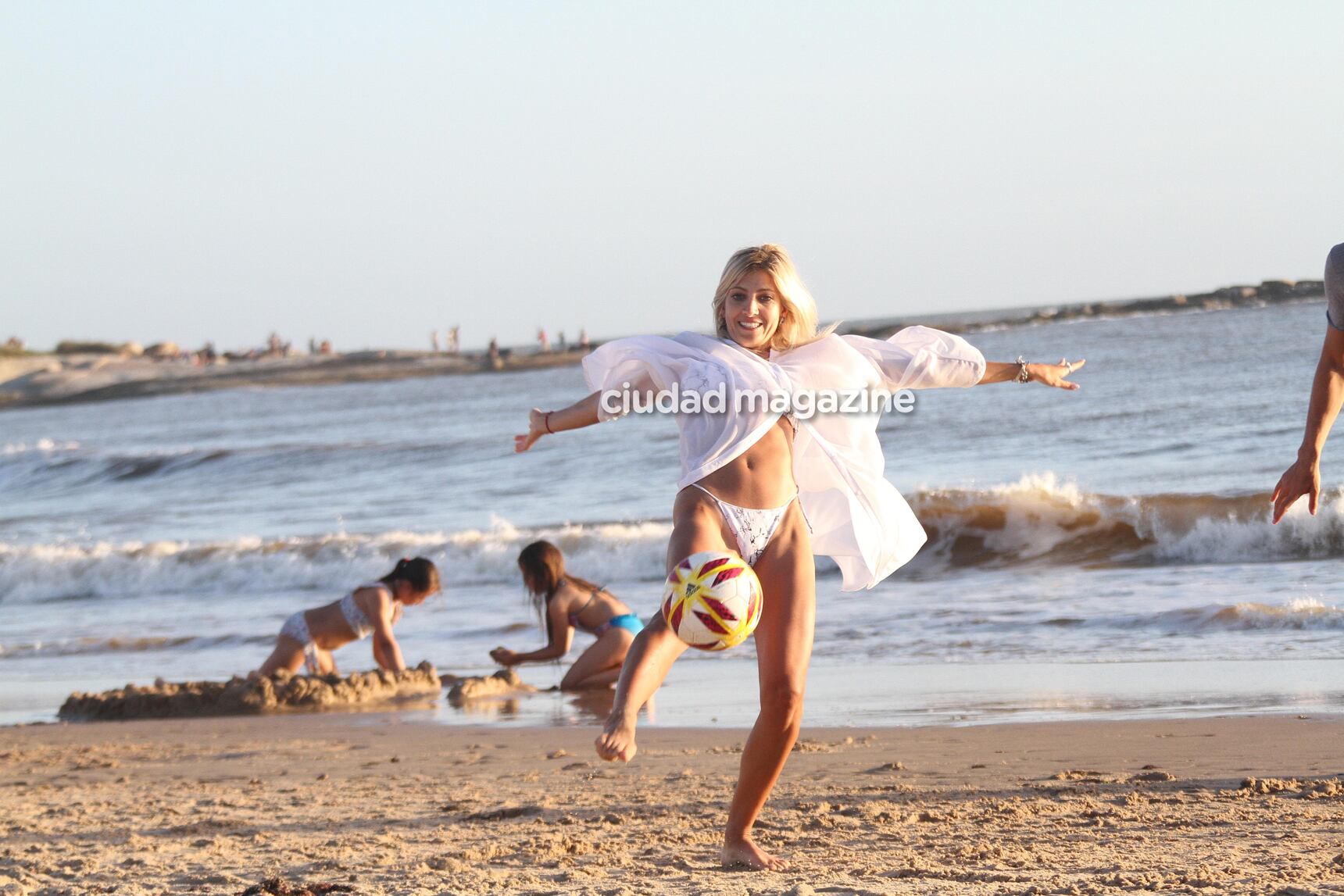 Las fotos del romántico atardecer en la playa de Candela Ruggeri y Nicolás Maccari en Punta. (Foto: GM Press)