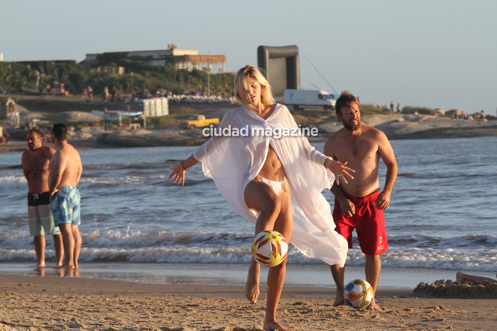 Las fotos del romántico atardecer en la playa de Candela Ruggeri y Nicolás Maccari en Punta. (Foto: GM Press)