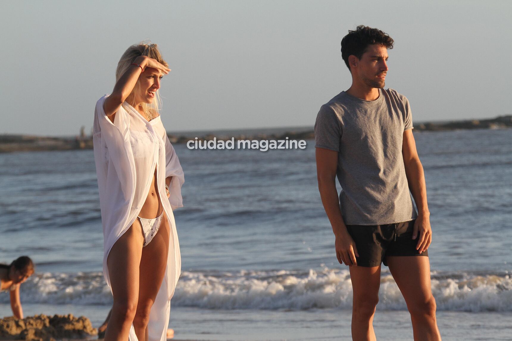 Las fotos del romántico atardecer en la playa de Candela Ruggeri y Nicolás Maccari en Punta. (Foto: GM Press)