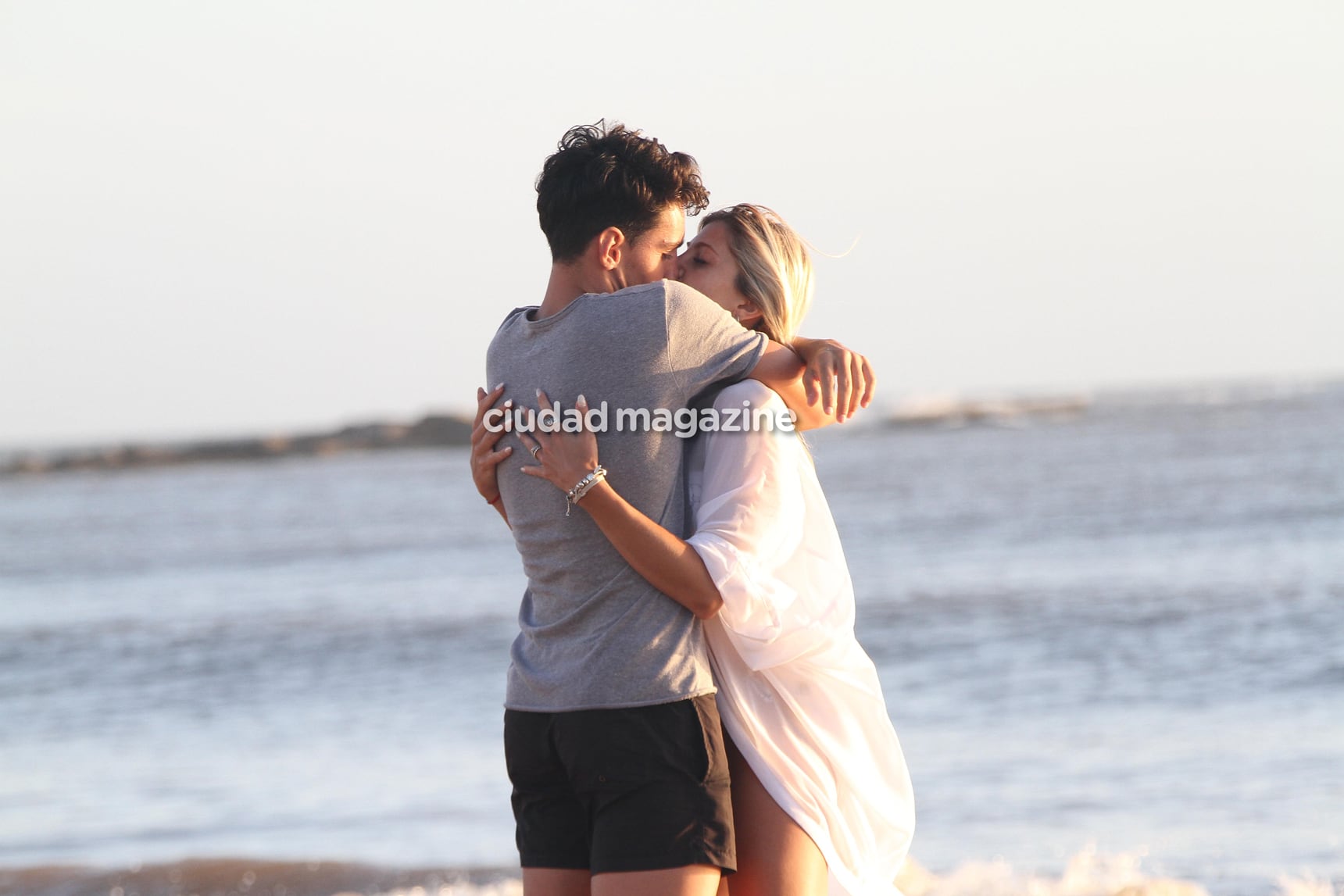 Las fotos del romántico atardecer en la playa de Candela Ruggeri y Nicolás Maccari en Punta. (Foto: GM Press)