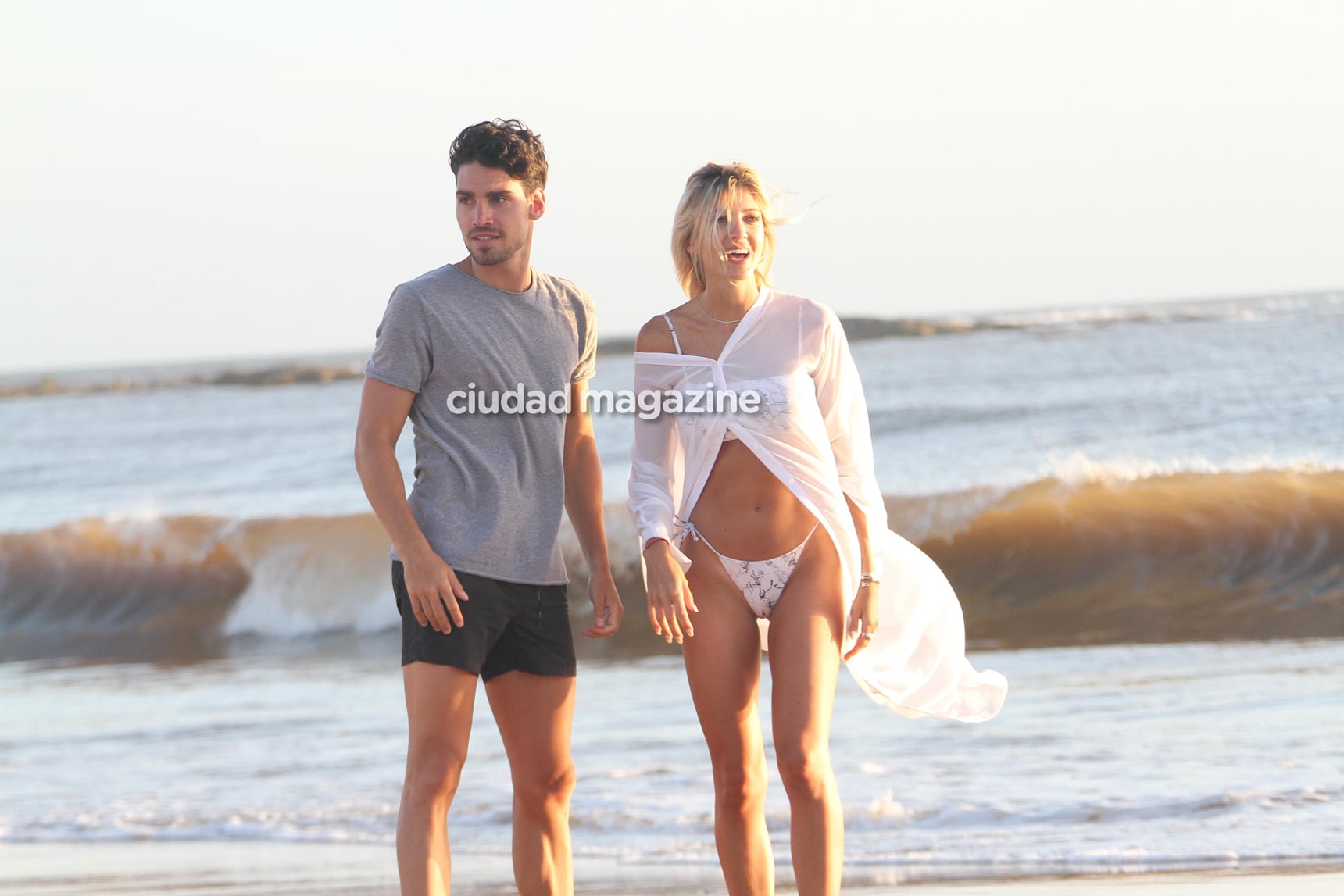 Las fotos del romántico atardecer en la playa de Candela Ruggeri y Nicolás Maccari en Punta. (Foto: GM Press)