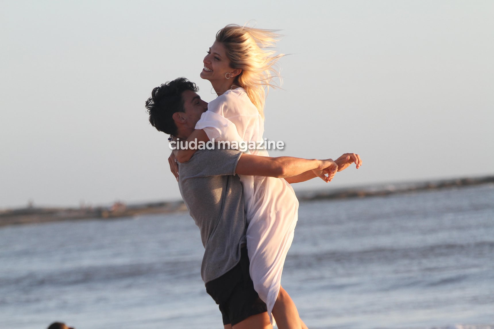 Las fotos del romántico atardecer en la playa de Candela Ruggeri y Nicolás Maccari en Punta. (Foto: GM Press)