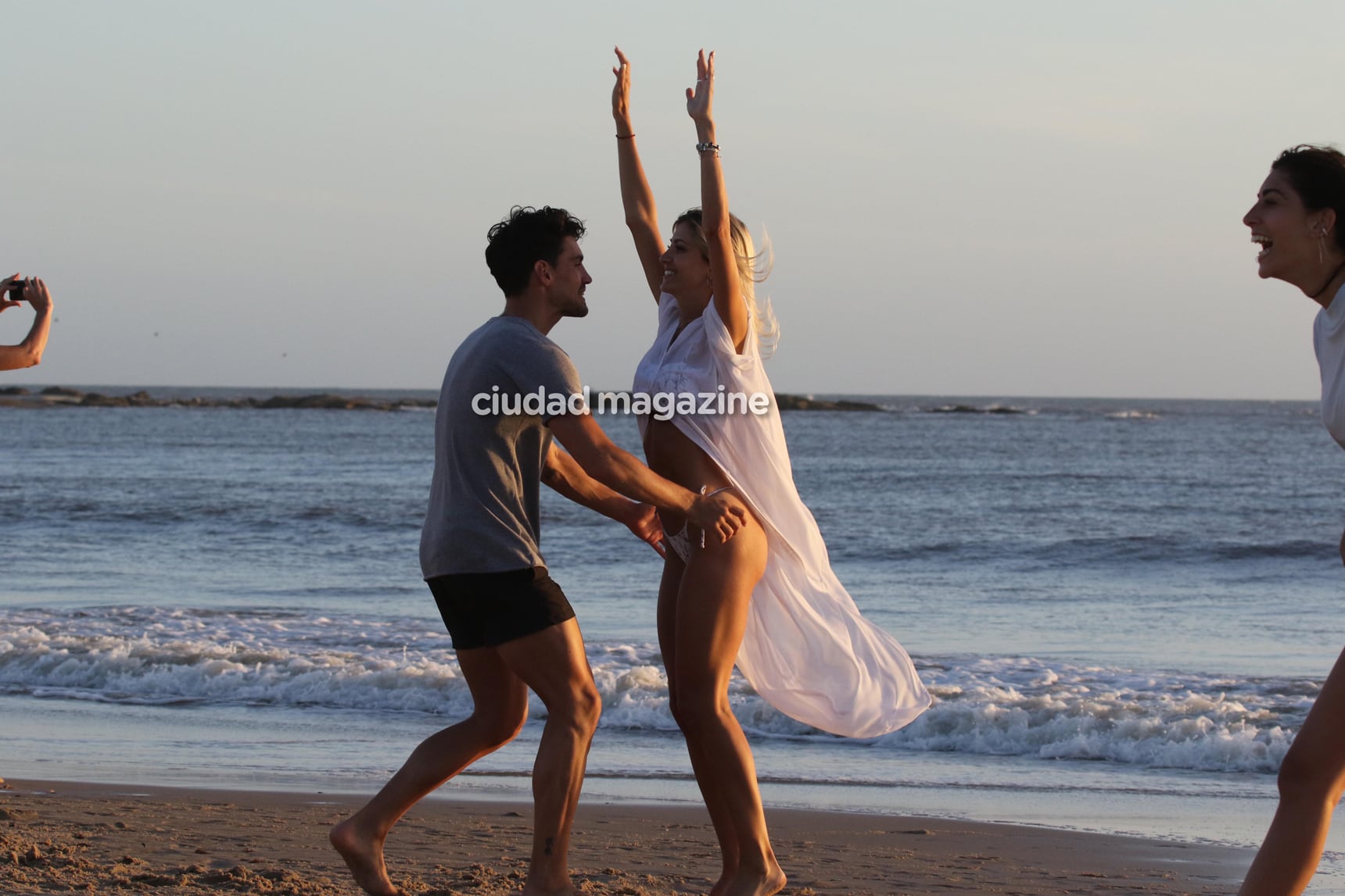 Las fotos del romántico atardecer en la playa de Candela Ruggeri y Nicolás Maccari en Punta. (Foto: GM Press)