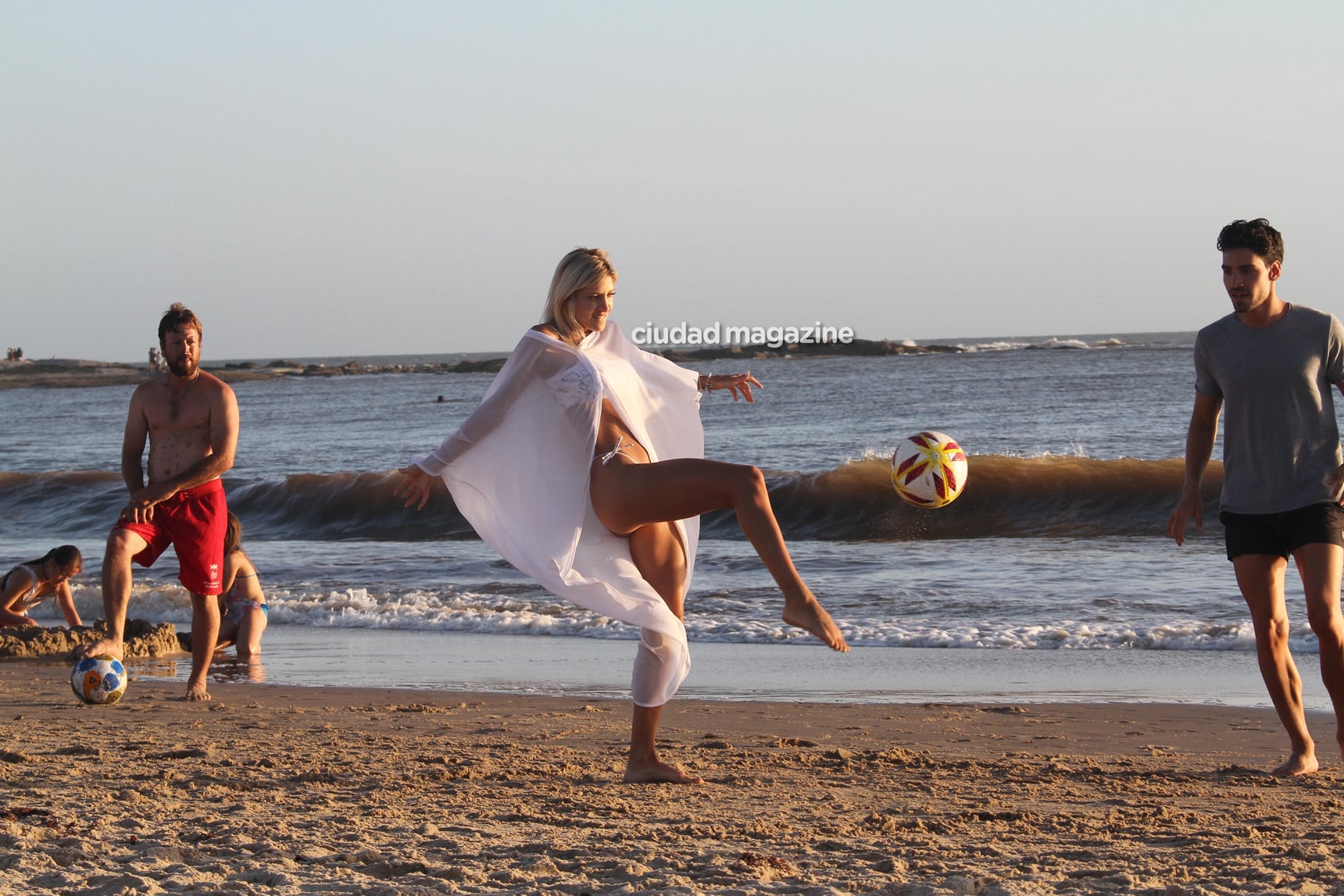 Las fotos del romántico atardecer en la playa de Candela Ruggeri y Nicolás Maccari en Punta. (Foto: GM Press)