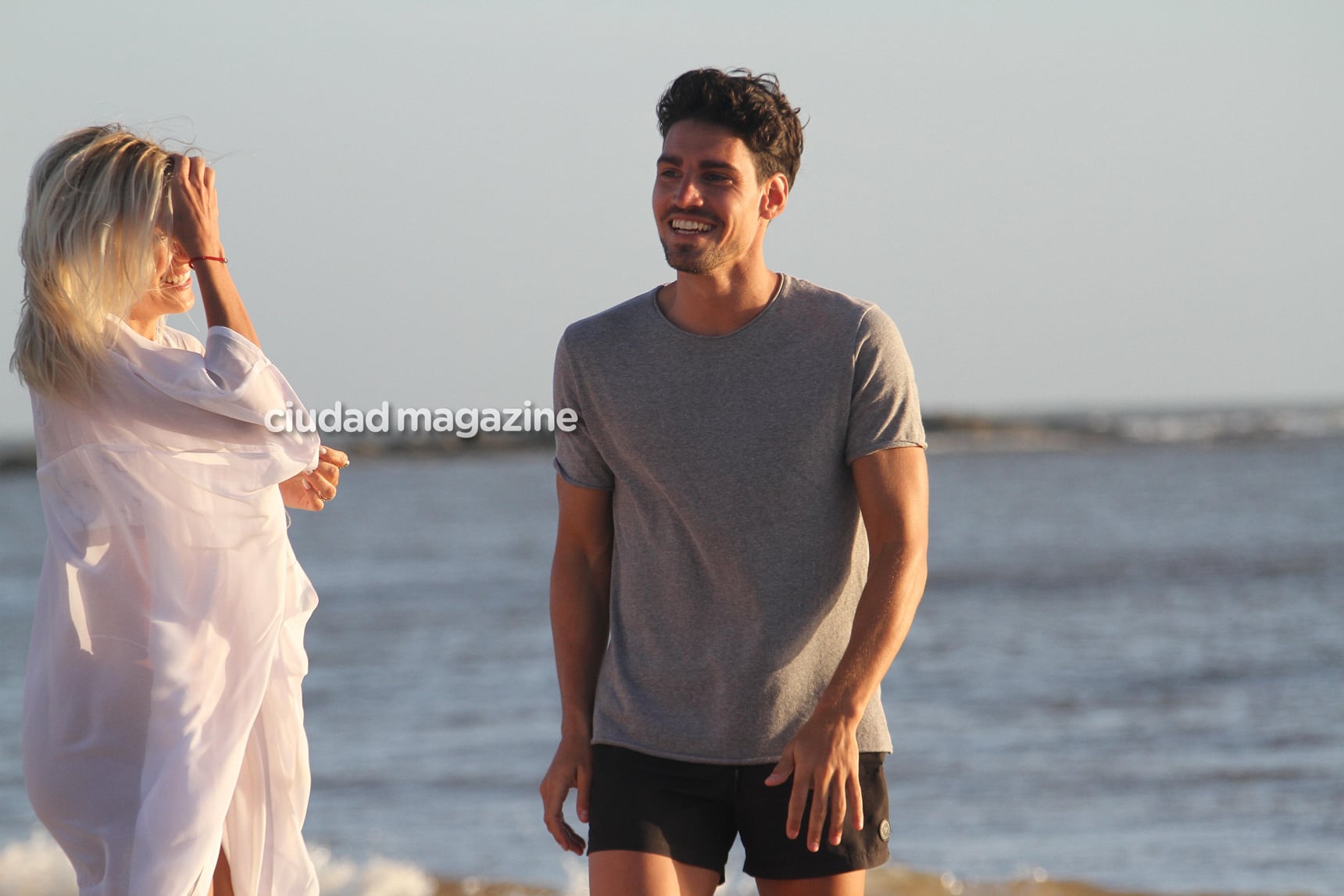 Las fotos del romántico atardecer en la playa de Candela Ruggeri y Nicolás Maccari en Punta. (Foto: GM Press)