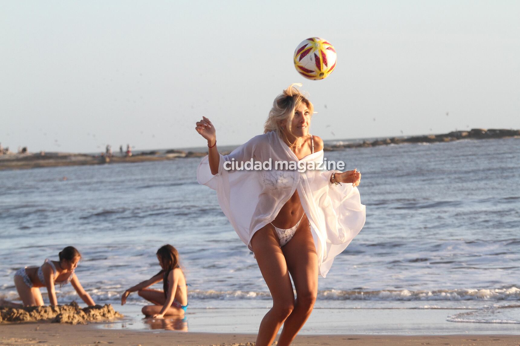 Las fotos del romántico atardecer en la playa de Candela Ruggeri y Nicolás Maccari en Punta. (Foto: GM Press)