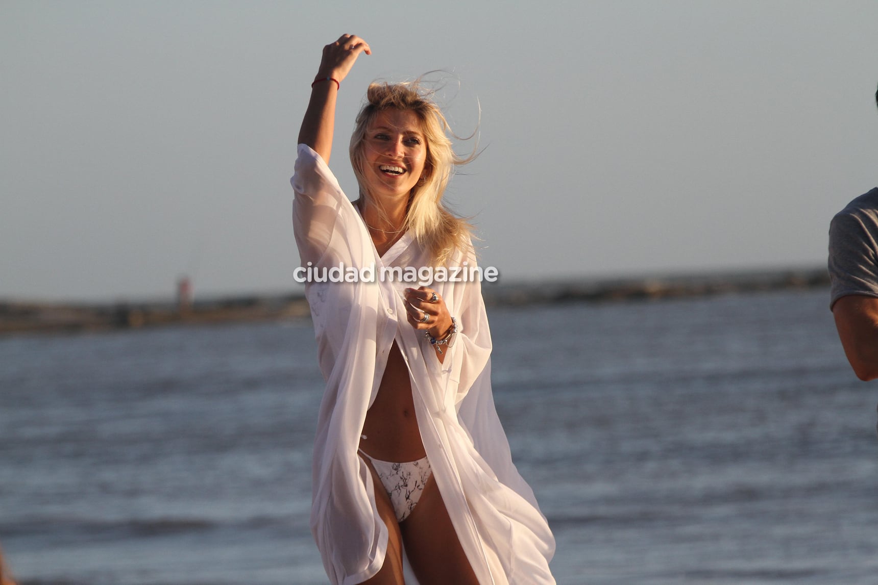 Las fotos del romántico atardecer en la playa de Candela Ruggeri y Nicolás Maccari en Punta. (Foto: GM Press)