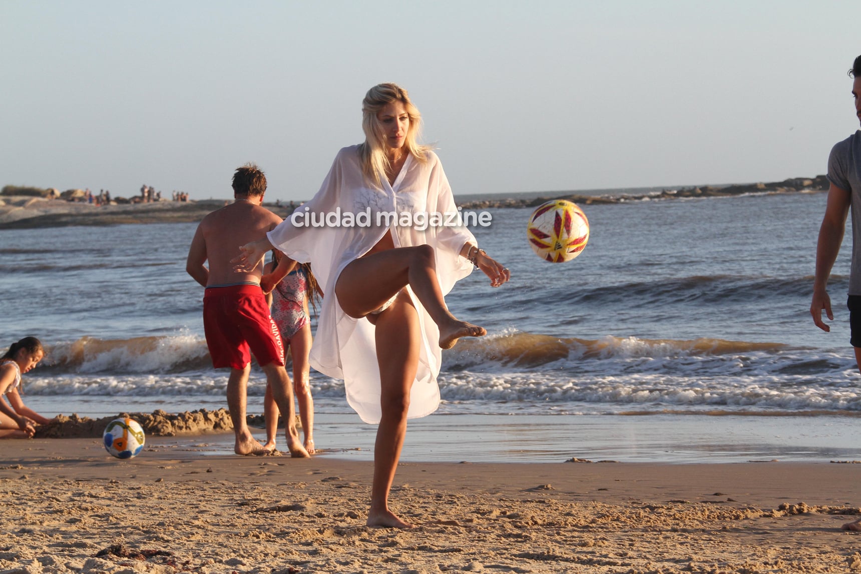 Las fotos del romántico atardecer en la playa de Candela Ruggeri y Nicolás Maccari en Punta. (Foto: GM Press)