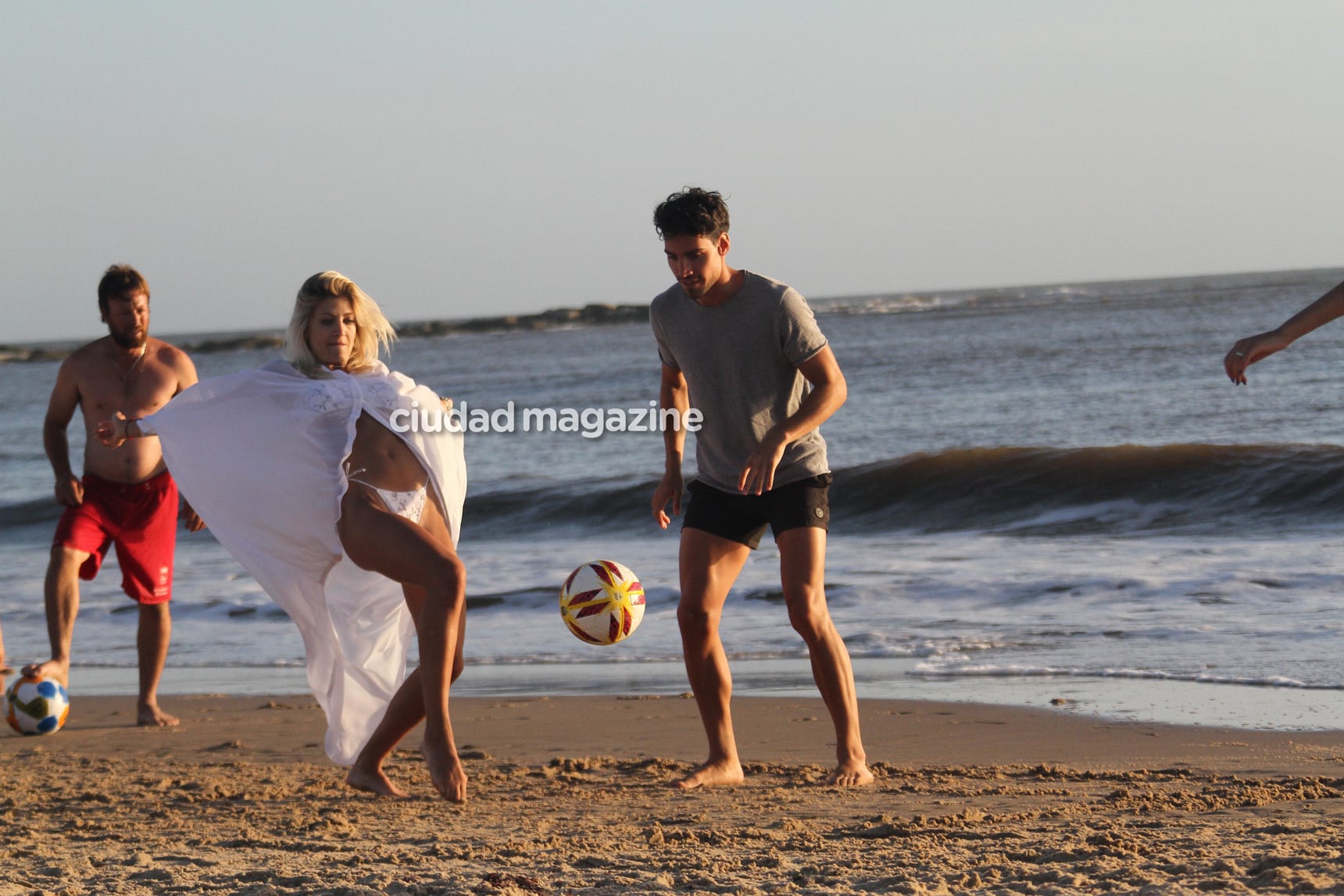 Las fotos del romántico atardecer en la playa de Candela Ruggeri y Nicolás Maccari en Punta. (Foto: GM Press)