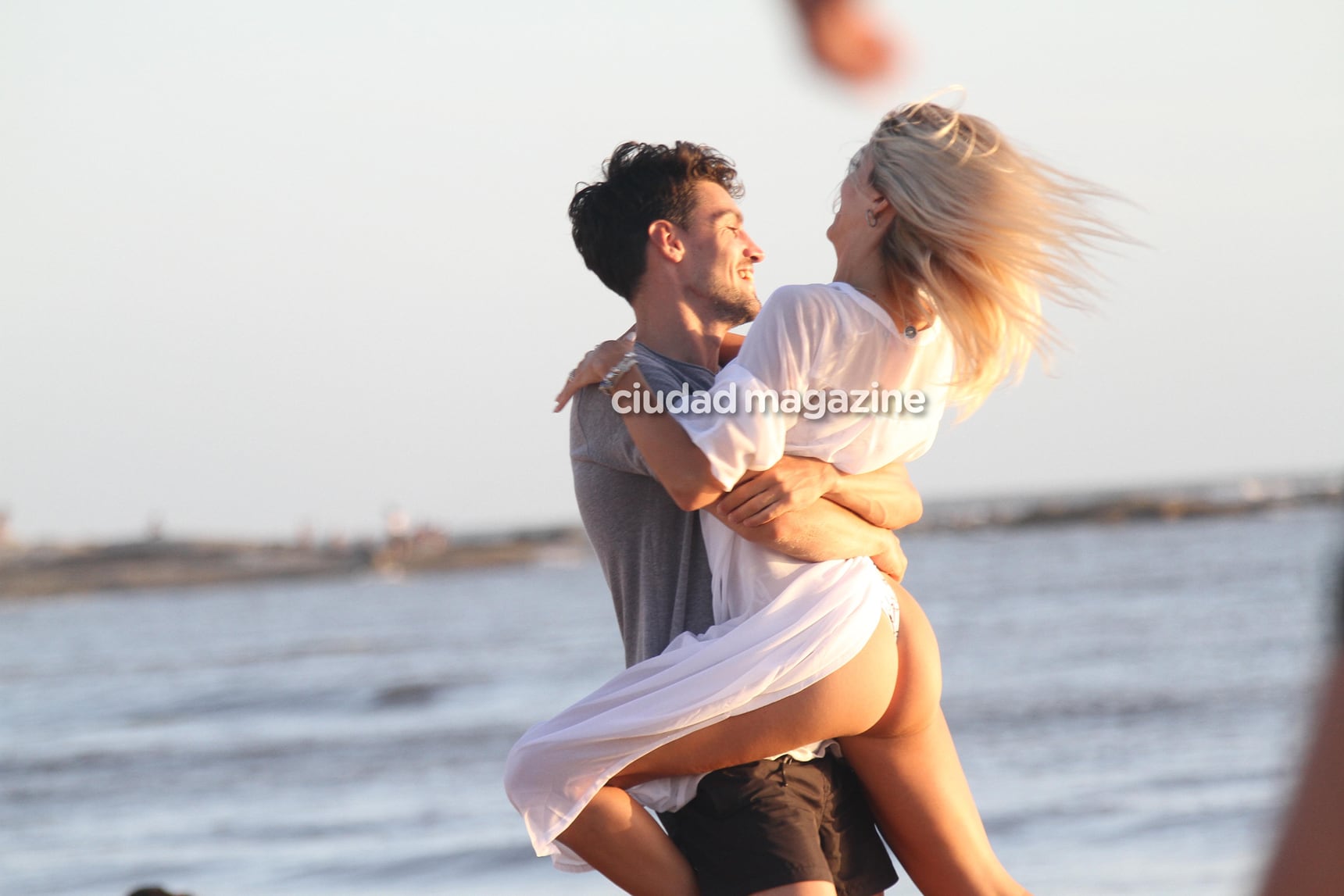 Las fotos del romántico atardecer en la playa de Candela Ruggeri y Nicolás Maccari en Punta. (Foto: GM Press)