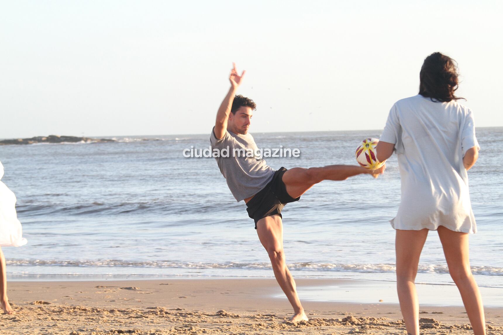 Las fotos del romántico atardecer en la playa de Candela Ruggeri y Nicolás Maccari en Punta. (Foto: GM Press)