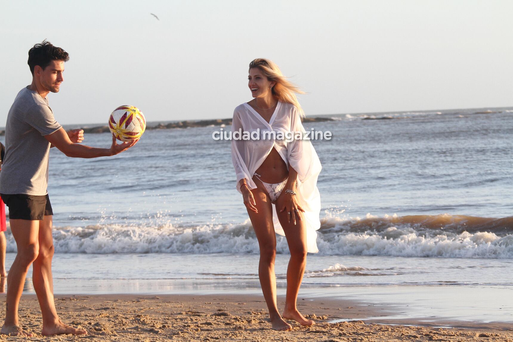 Las fotos del romántico atardecer en la playa de Candela Ruggeri y Nicolás Maccari en Punta. (Foto: GM Press)