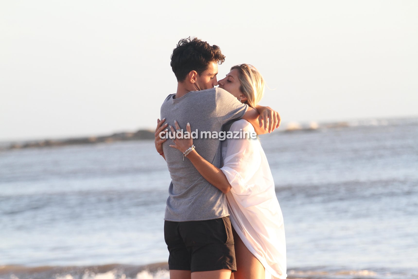 Las fotos del romántico atardecer en la playa de Candela Ruggeri y Nicolás Maccari en Punta. (Foto: GM Press)