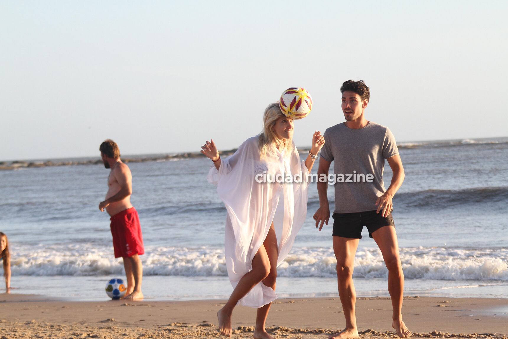 Las fotos del romántico atardecer en la playa de Candela Ruggeri y Nicolás Maccari en Punta. (Foto: GM Press)