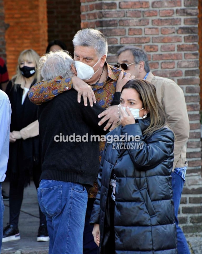 Las fotos del último adiós de Luis Ventura a su hermano mayor junto a su familia y amigos