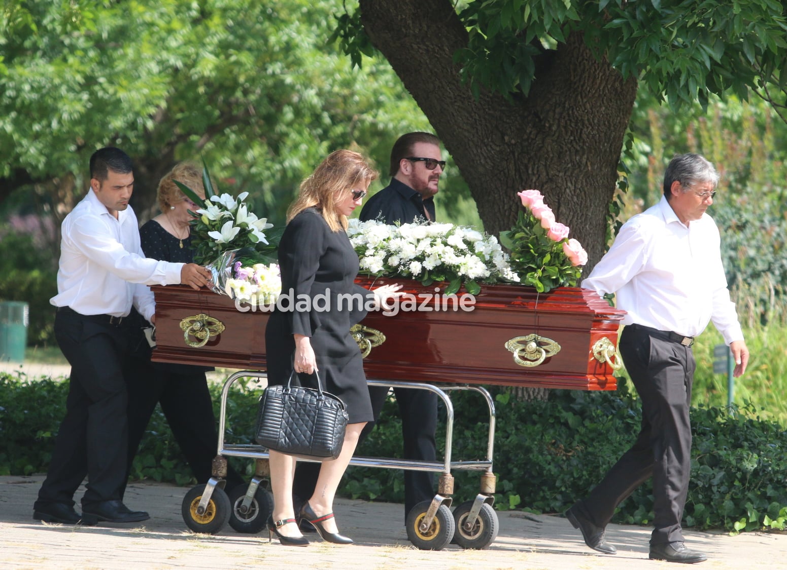 Las fotos del último adiós de María Engracia, la madre de Lucía y Joaquín Galán. (Foto: Movilpress)