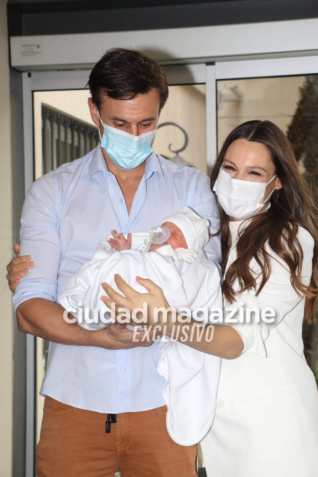 Las fotos exclusivas de Pampita junto a su hija Ana y Roberto García Moritán saliendo de la clínica (Fotos: Movilpress)