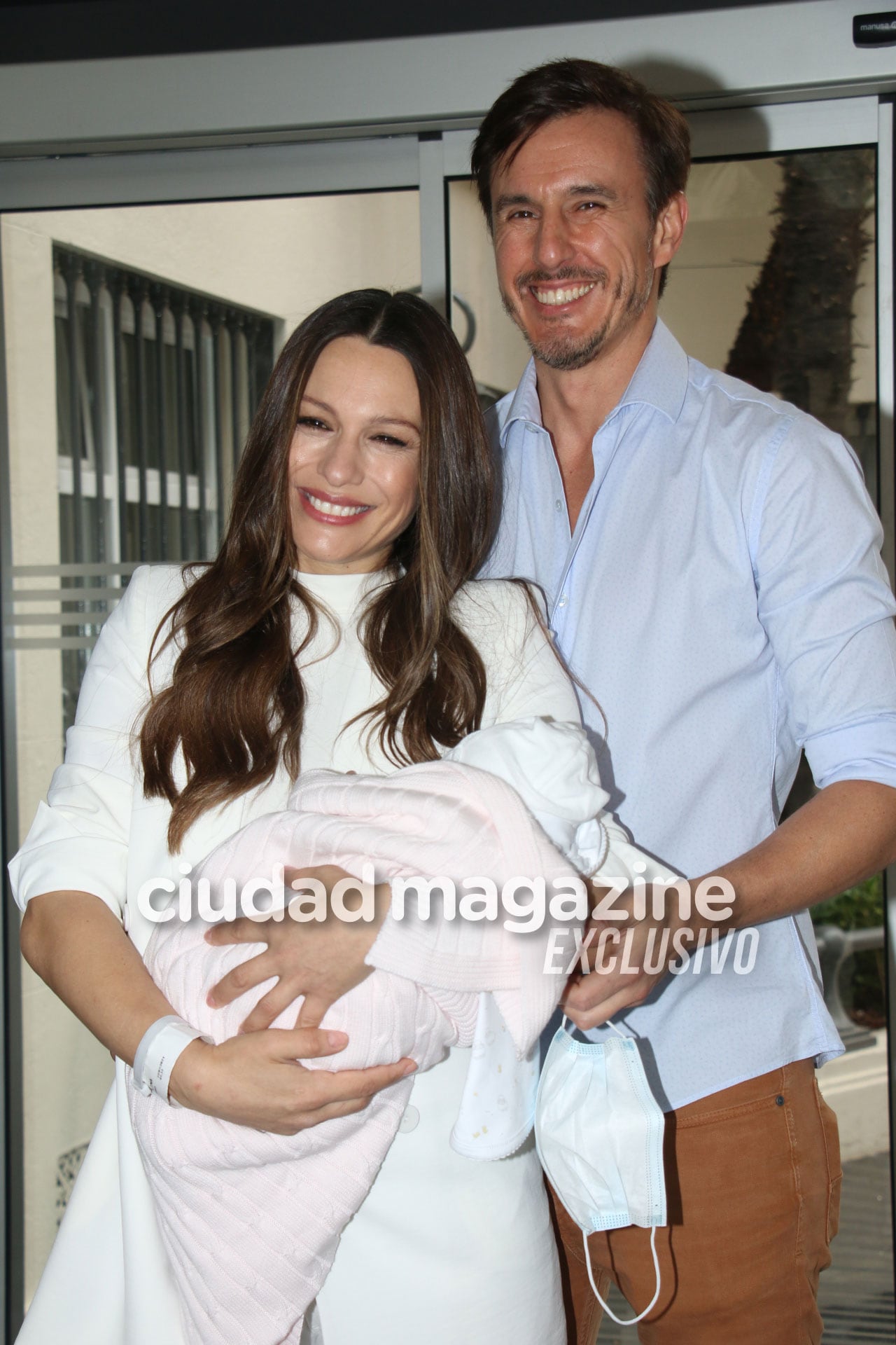 Las fotos exclusivas de Pampita junto a su hija Ana y Roberto García Moritán saliendo de la clínica (Fotos: Movilpress)