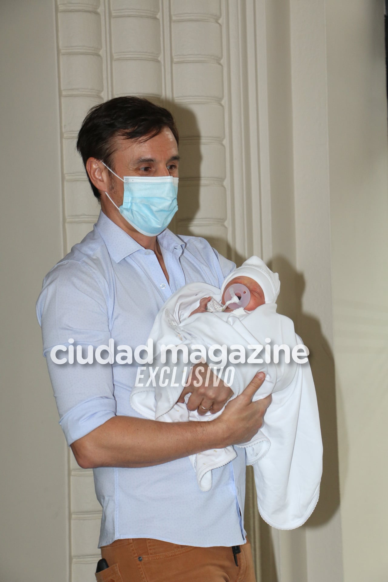 Las fotos exclusivas de Pampita junto a su hija Ana y Roberto García Moritán saliendo de la clínica (Fotos: Movilpress)