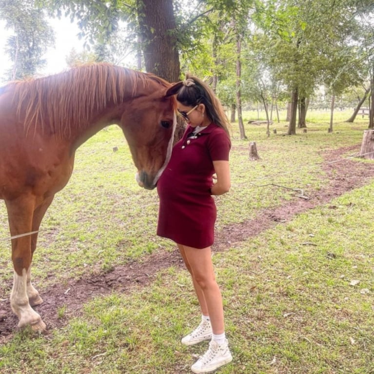 Las fotos más dulces de Barby Franco y su caballo Fausto, haciéndole mimos a su pancita de embarazada