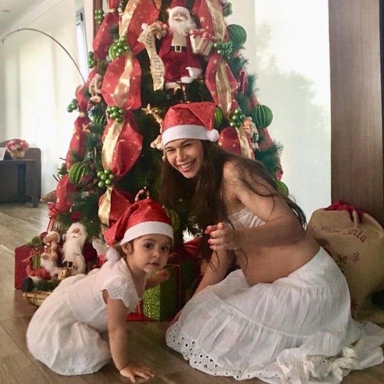 Las fotos navideñas más dulces de Mariana de Melo con su pancita de seis meses y su hija Lupe: "Esperando a Papá Noel"