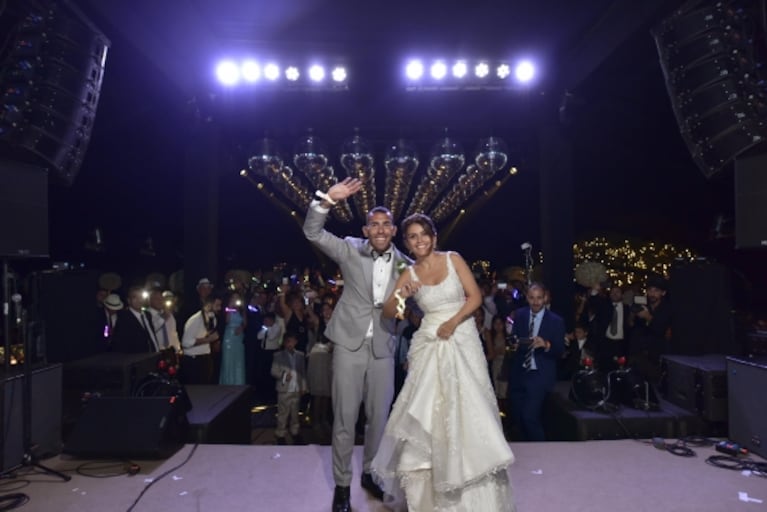 Las fotos oficiales del casamiento de Carlitos Tevez y Vanesa Mansilla: del civil en San Isidro a la gran fiesta en Carmelo