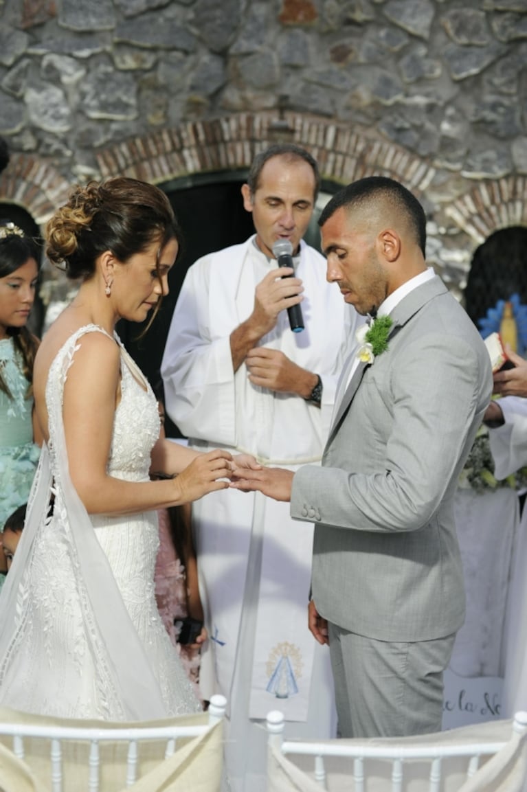 Las fotos oficiales del casamiento de Carlitos Tevez y Vanesa Mansilla: del civil en San Isidro a la gran fiesta en Carmelo