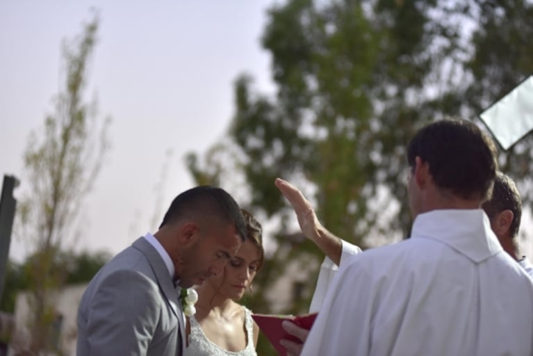 Las fotos oficiales del casamiento de Carlitos Tevez y Vanesa Mansilla: del civil en San Isidro a la gran fiesta en Carmelo