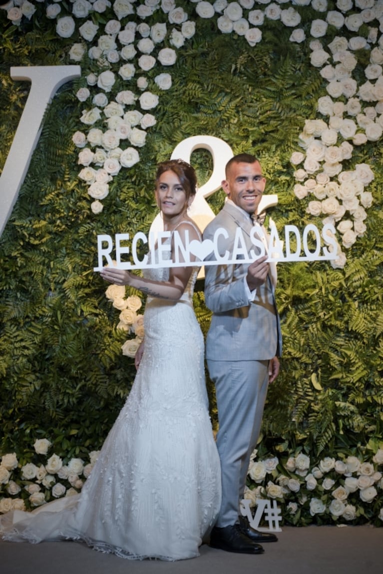 Las fotos oficiales del casamiento de Carlitos Tevez y Vanesa Mansilla: del civil en San Isidro a la gran fiesta en Carmelo